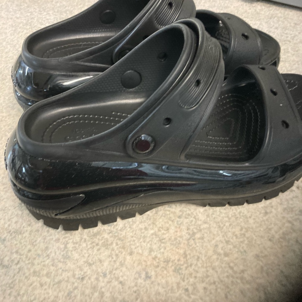 CROCS SIZE 9 WOMENS